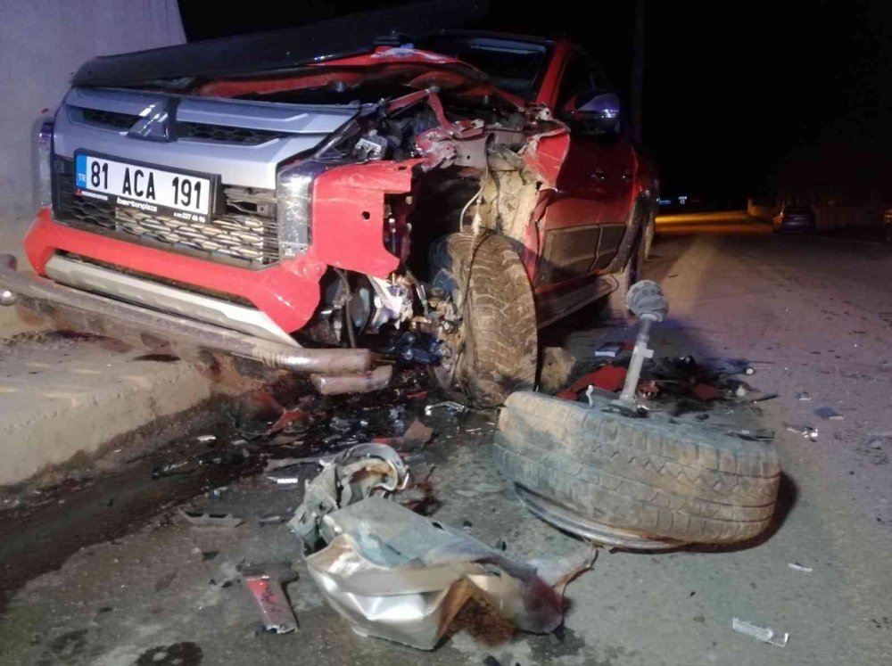 Alt geçitte kamyonet ve hafif ticari araç çarpıştı! 1 yaralı