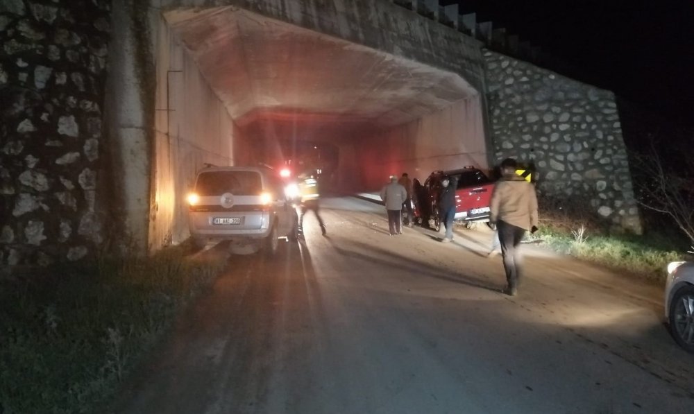 Alt geçitte kamyonet ve hafif ticari araç çarpıştı! 1 yaralı