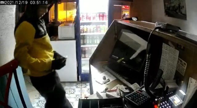 Hırsızın böylesi! Türk bayrağını öptü, sonra çaldı