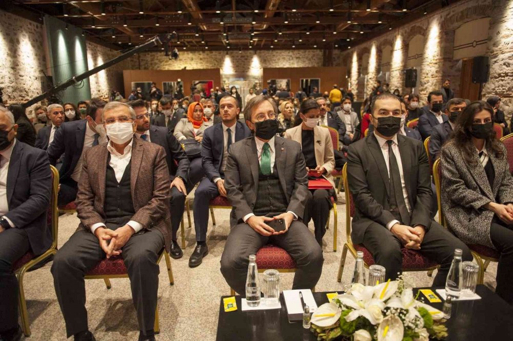 İletişim Başkanı Altun sosyal ağ kullanımı ile ortaya çıkan sorun ve tehditlere dikkat çekti