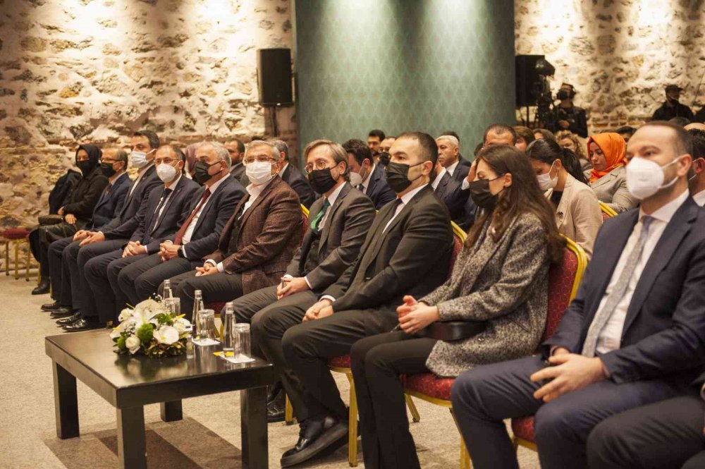 İletişim Başkanı Altun sosyal ağ kullanımı ile ortaya çıkan sorun ve tehditlere dikkat çekti