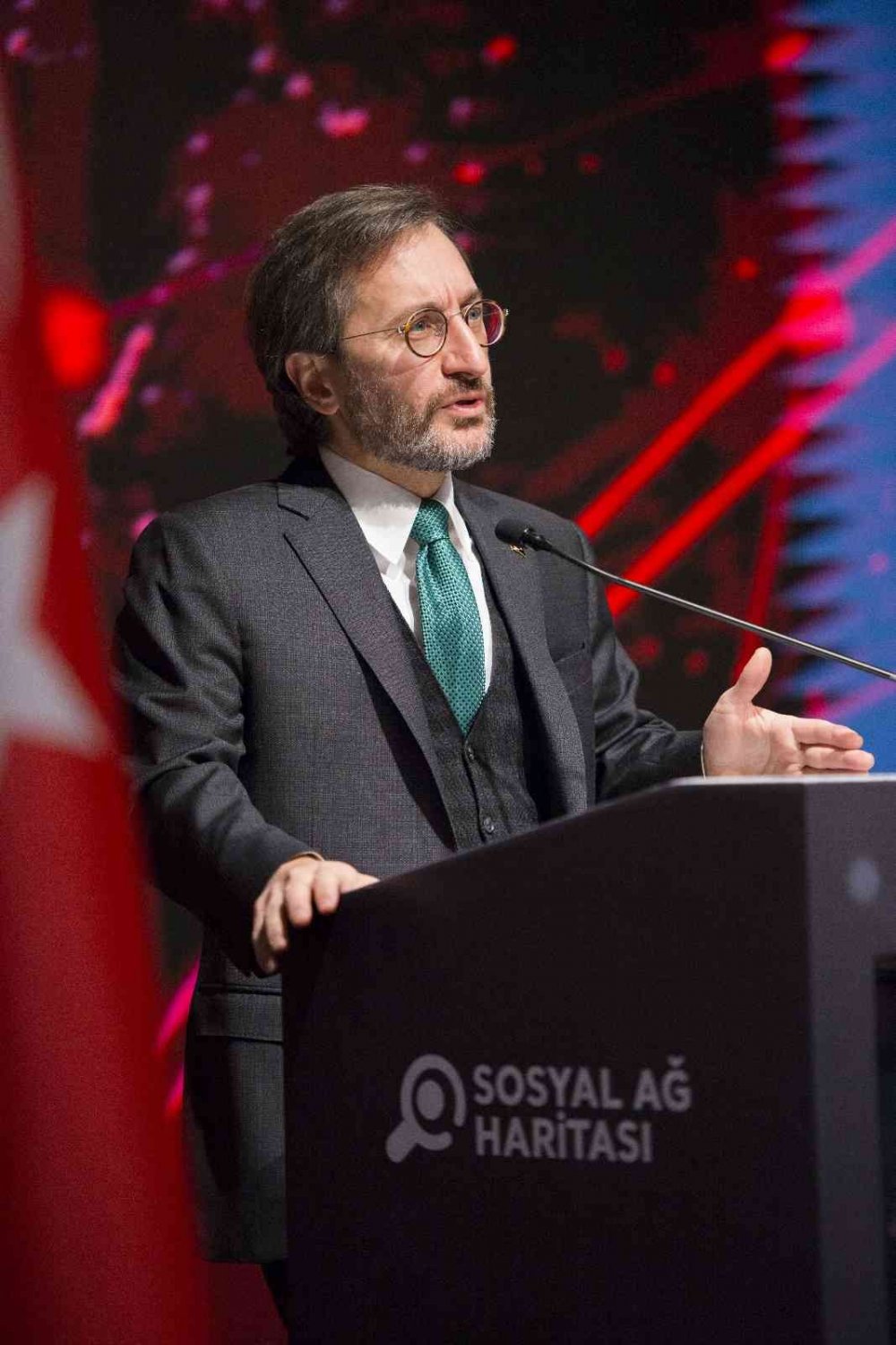 İletişim Başkanı Altun sosyal ağ kullanımı ile ortaya çıkan sorun ve tehditlere dikkat çekti