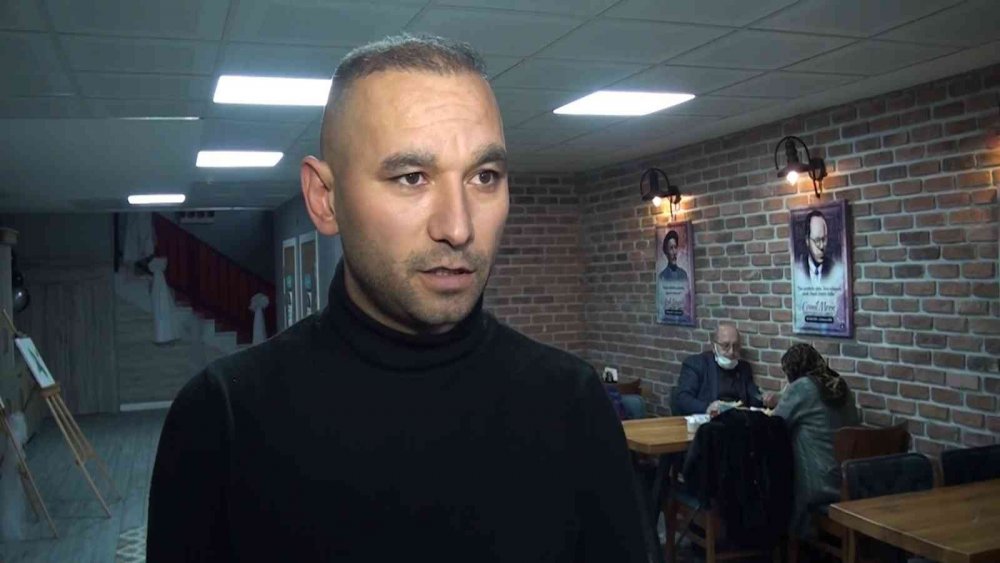 Kafe çalışanı soluk borusuna yemek kaçan minik kızı Heimlich Manevrası'yla son anda kurtardı