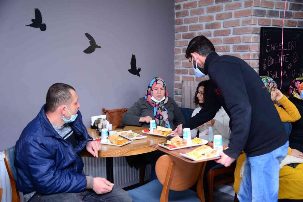 Kafe çalışanı soluk borusuna yemek kaçan minik kızı Heimlich Manevrası'yla son anda kurtardı