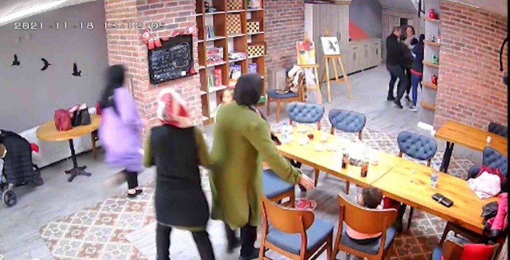 Kafe çalışanı soluk borusuna yemek kaçan minik kızı Heimlich Manevrası'yla son anda kurtardı