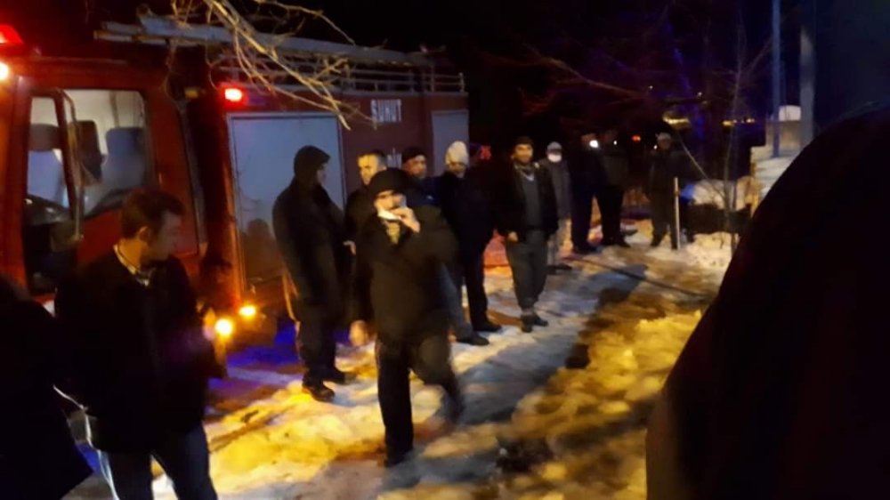 Afyon'da evin odunluğunda çıkan yangında köylüler seferber oldu