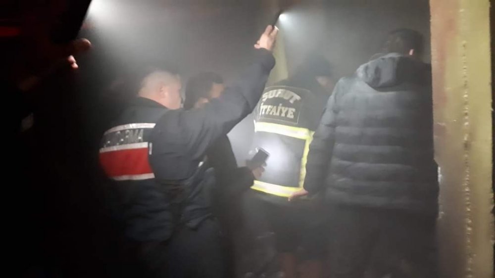 Afyon'da evin odunluğunda çıkan yangında köylüler seferber oldu