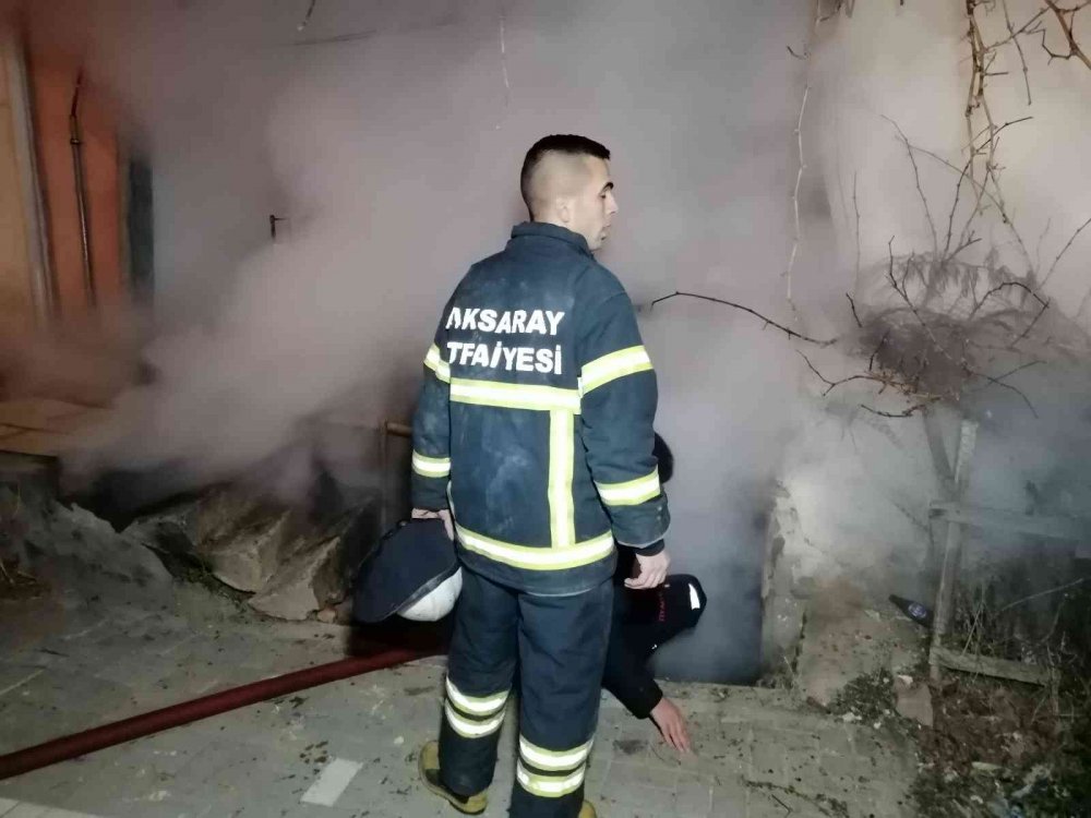 Aksaray'da evin odunluğunda çıkan yangın paniğe neden oldu