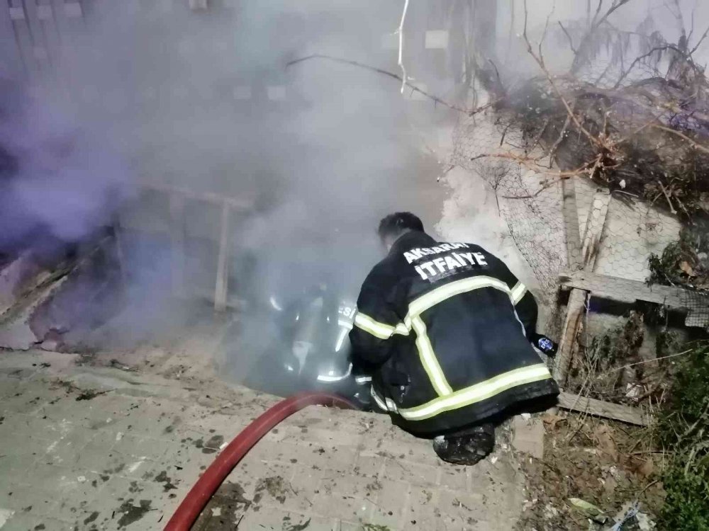 Aksaray'da evin odunluğunda çıkan yangın paniğe neden oldu