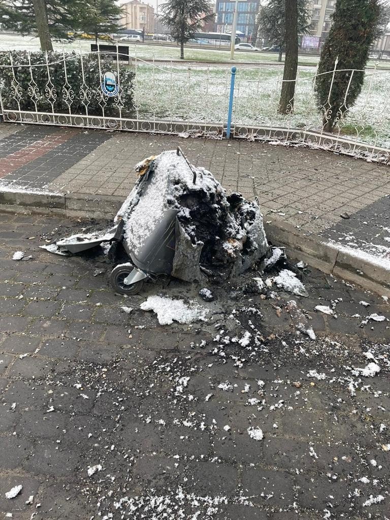 Çöp konteynerini ateşe verdiler! Başkan paylaştı, savcılık harekete geçti