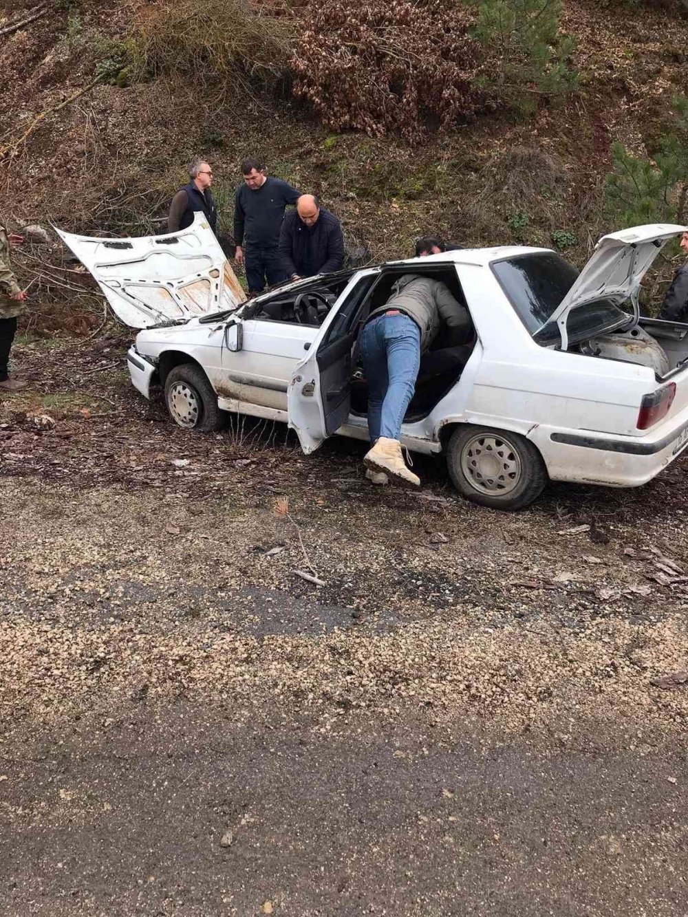 Harmancık yolunda taklalar atan otomobilde 4 yaralandı