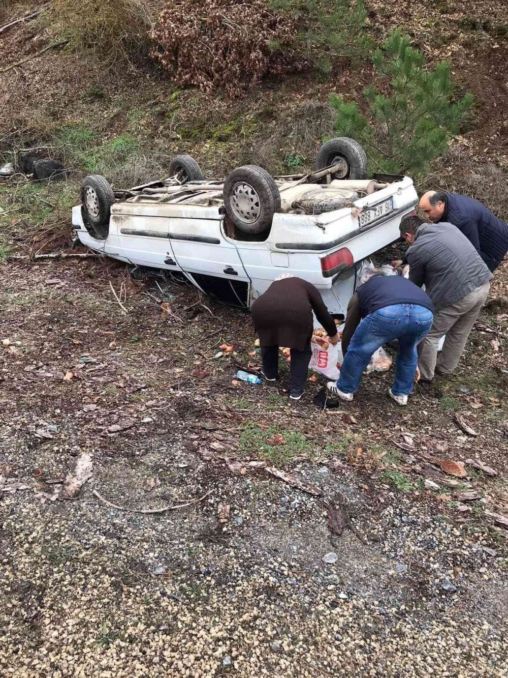 Harmancık yolunda taklalar atan otomobilde 4 yaralandı