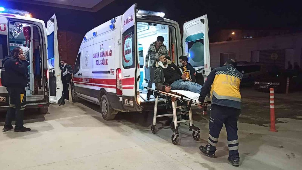 Kırmızı ışıkta kaza! 6 yaralı