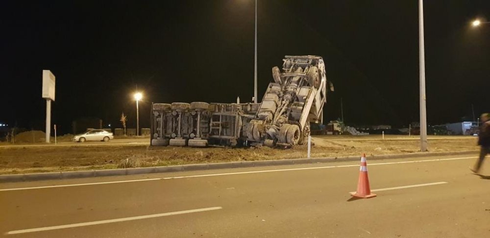 Konya - Aksaray yolunda feci kaza! Kum yüklü tır otomobille çarpıştı: 1 ağır yaralı