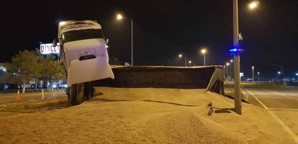 Konya - Aksaray yolunda feci kaza! Kum yüklü tır otomobille çarpıştı: 1 ağır yaralı