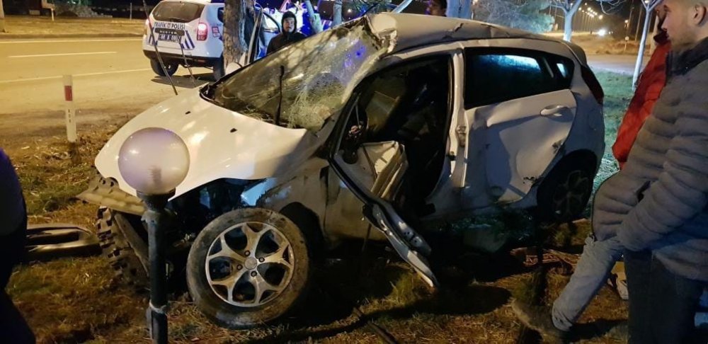 Konya - Aksaray yolunda feci kaza! Kum yüklü tır otomobille çarpıştı: 1 ağır yaralı