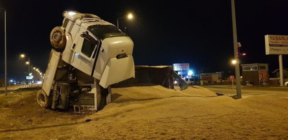 Konya - Aksaray yolunda feci kaza! Kum yüklü tır otomobille çarpıştı: 1 ağır yaralı
