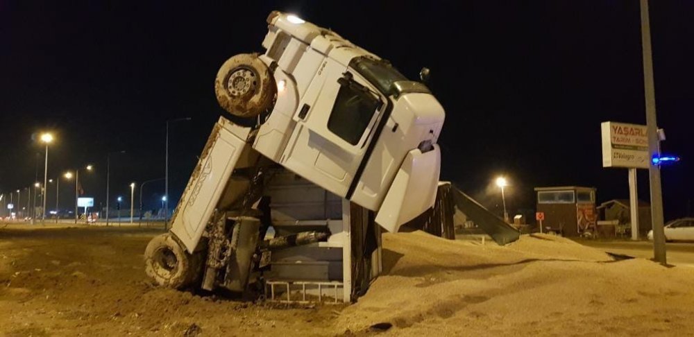 Konya - Aksaray yolunda feci kaza! Kum yüklü tır otomobille çarpıştı: 1 ağır yaralı