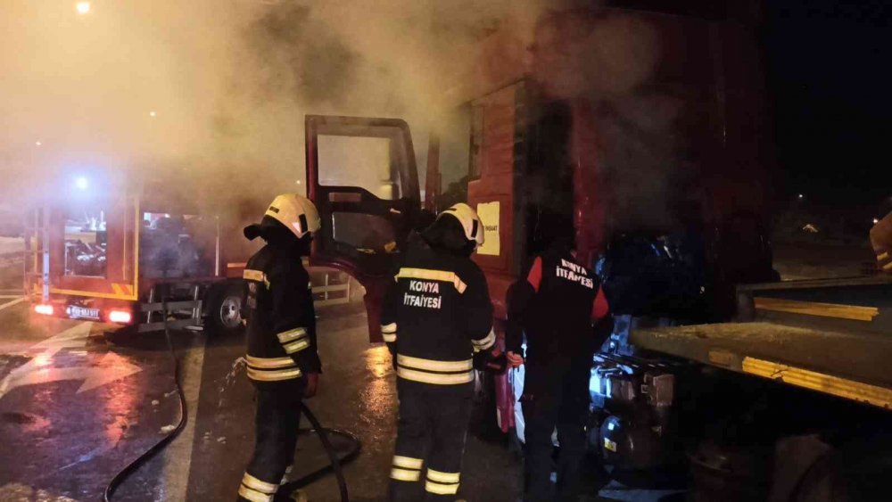 Konya’da iş makinesi yüklü tır yandı