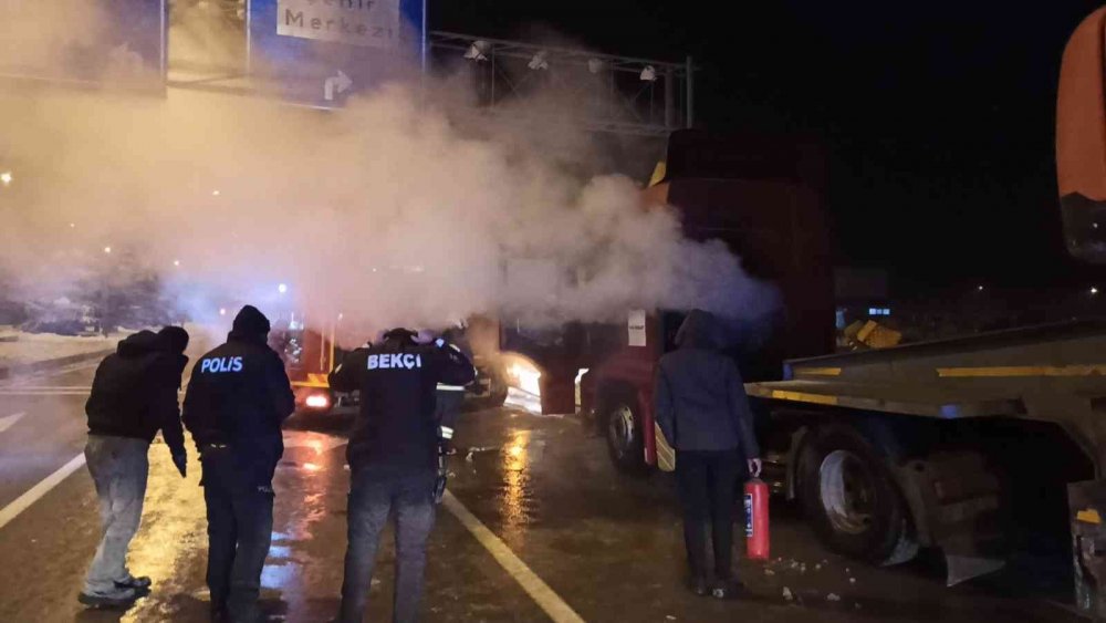 Konya’da iş makinesi yüklü tır yandı