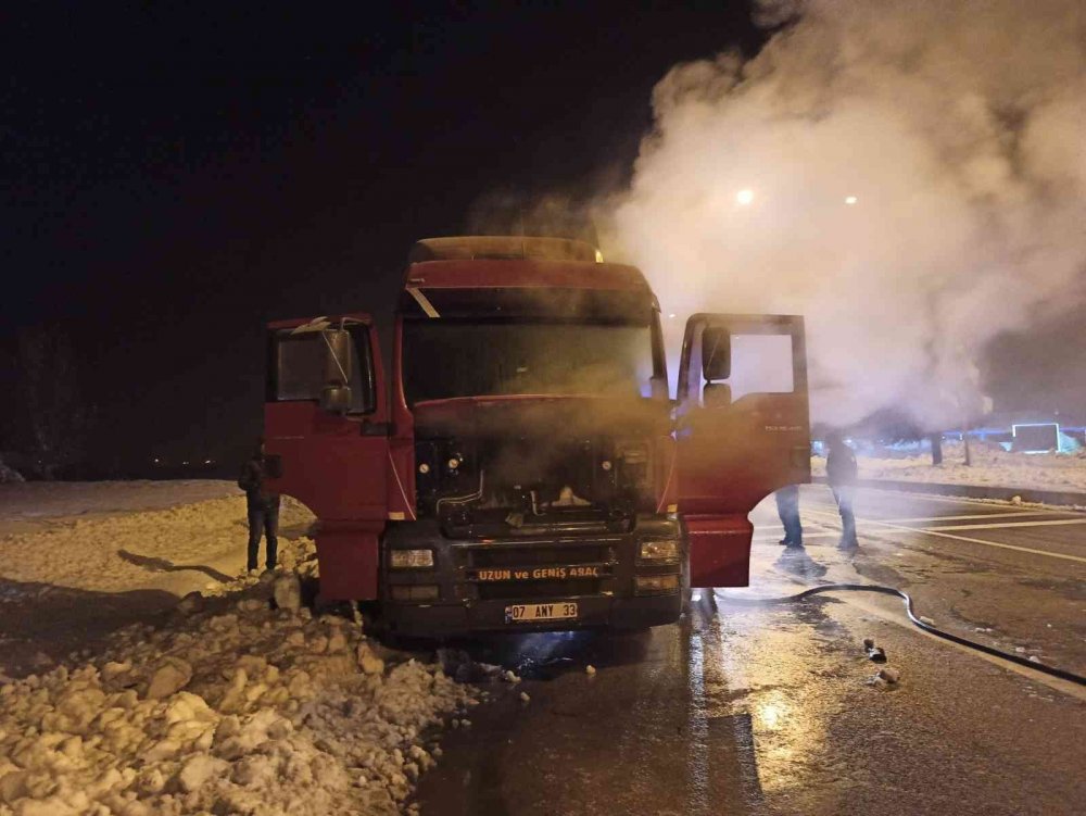 Konya’da iş makinesi yüklü tır yandı