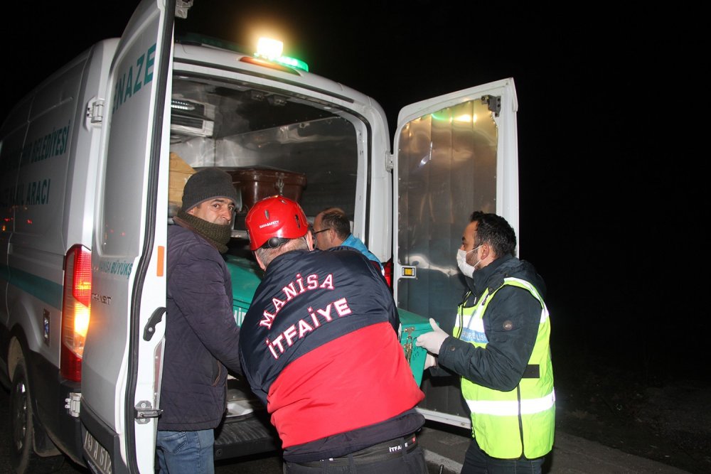 Tıra arkadan ok gibi saplanan minibüste 2 kişi feci şekilde can verdi