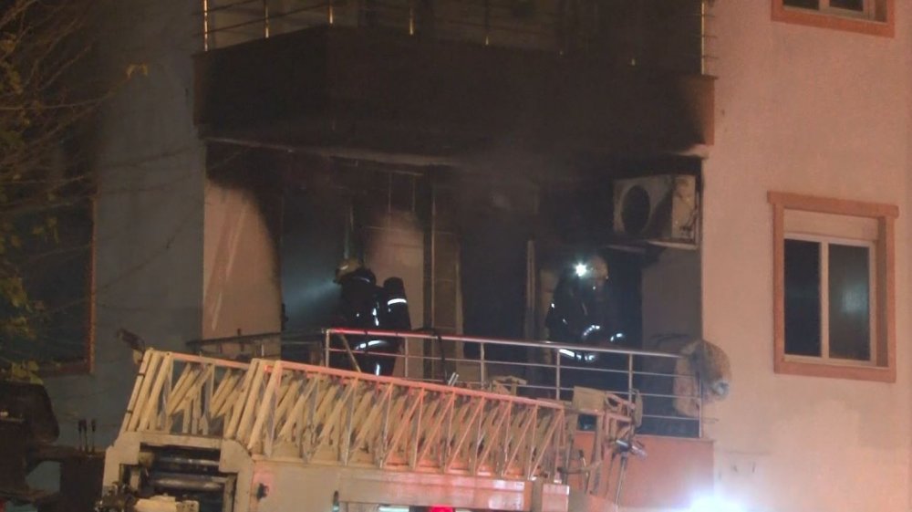 Üç katlı apartmanda yangın! Vatandaşlar büyük korku yaşadı
