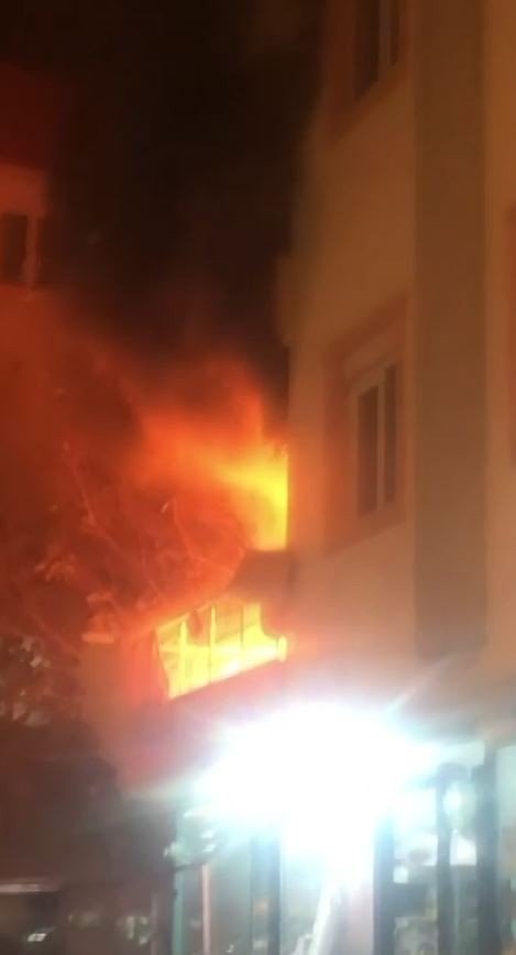 Üç katlı apartmanda yangın! Vatandaşlar büyük korku yaşadı
