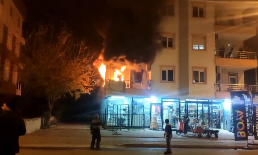 Üç katlı apartmanda yangın! Vatandaşlar büyük korku yaşadı