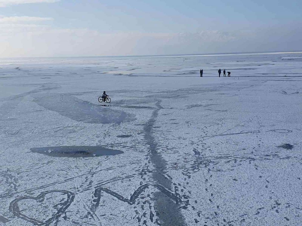 Burası Konya! Buz tutan gölde yürüdüler