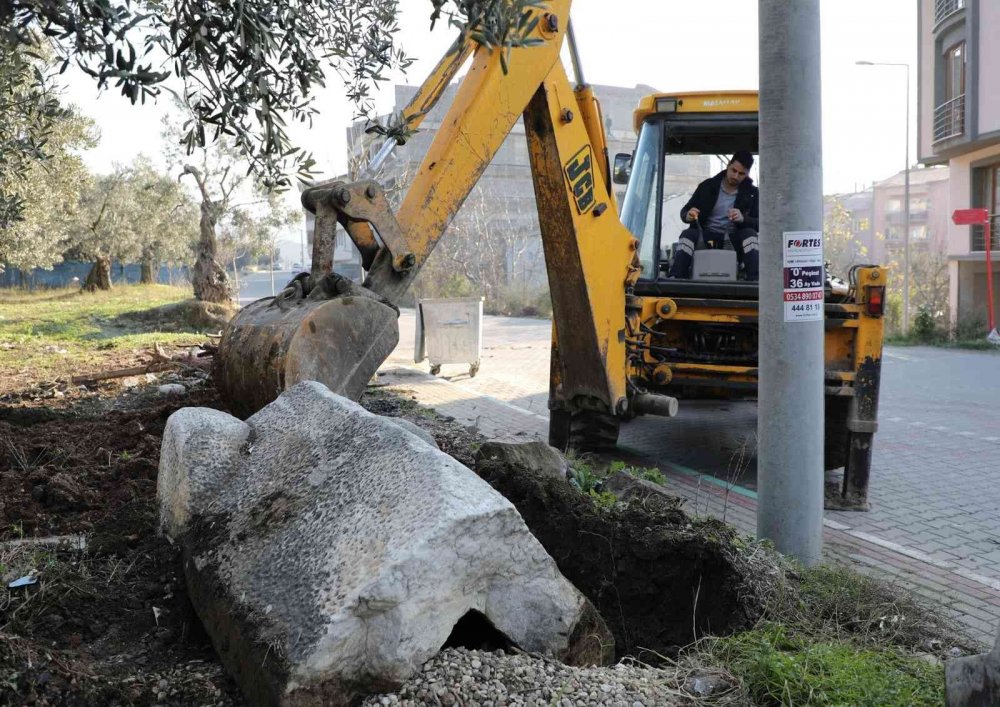 Bursa'da binlerce kişinin yanından geçtiği taş lahit çıktı