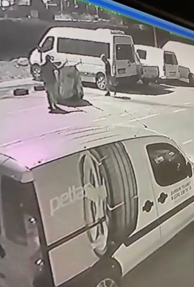 Bursa’da çöp konteynerini çek çek arabaya koyarak çaldılar