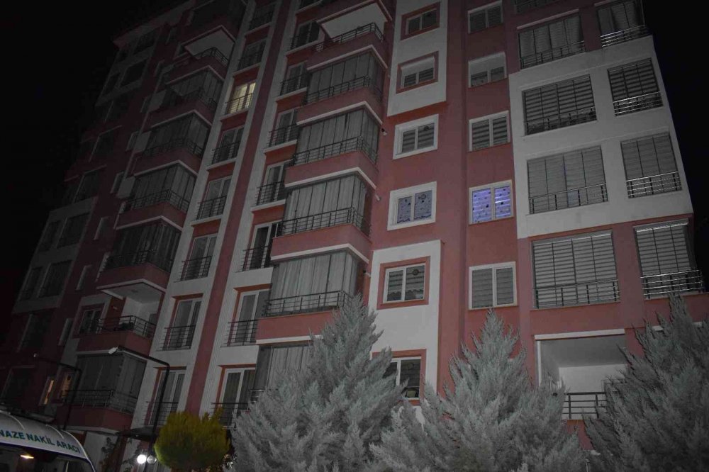 Polis memuru evinde ölü bulundu