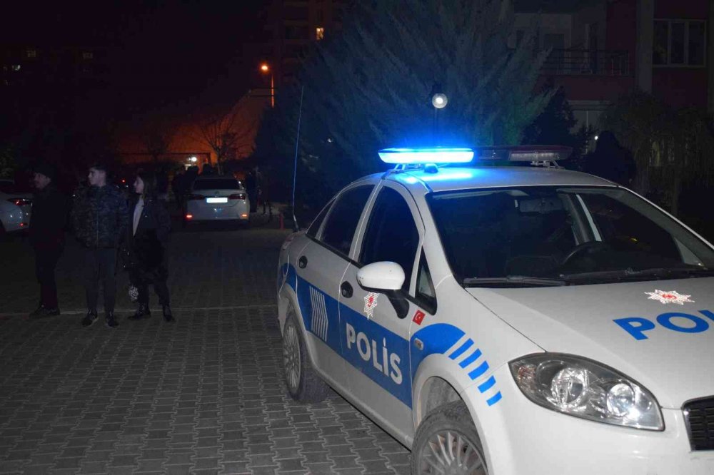 Polis memuru evinde ölü bulundu