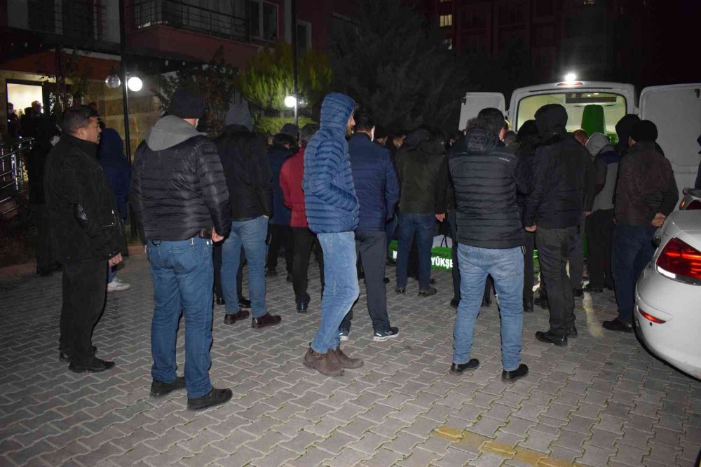Polis memuru evinde ölü bulundu