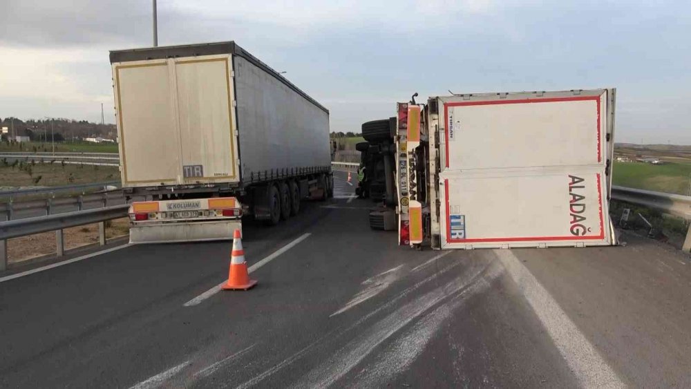 Virajı dönemeyen cam yüklü tır yola devrildi! 1 yaralı
