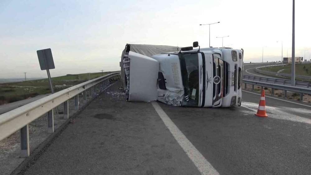 Virajı dönemeyen cam yüklü tır yola devrildi! 1 yaralı