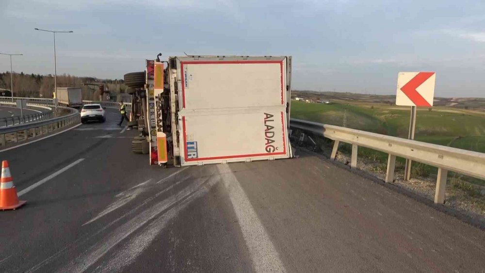 Virajı dönemeyen cam yüklü tır yola devrildi! 1 yaralı