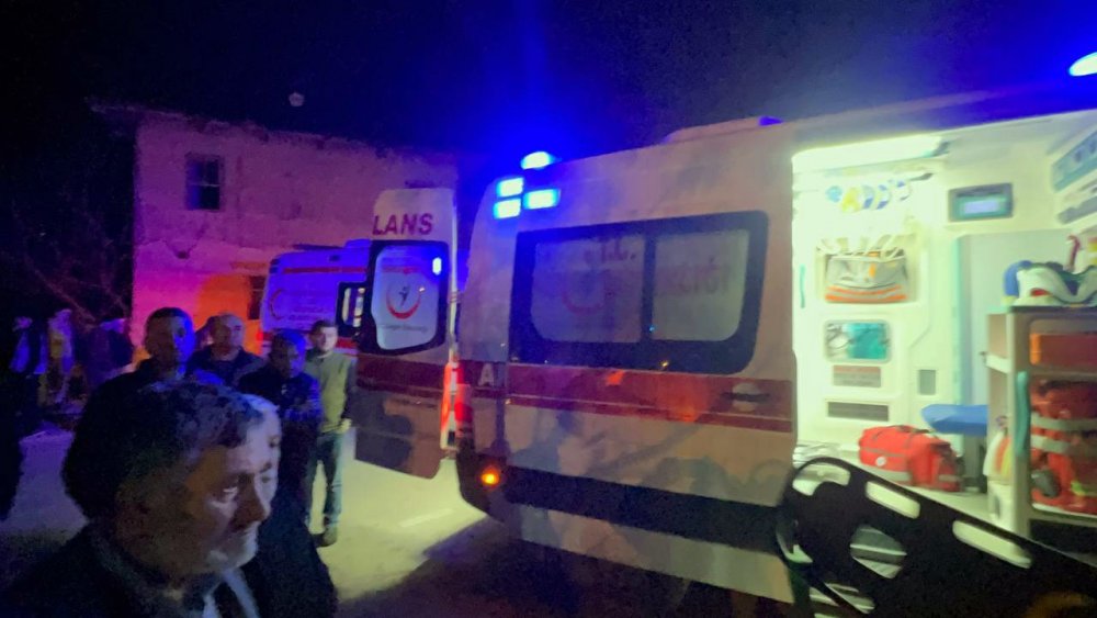 İnşaat malzemesi yüklü kamyonet çocuk parkına daldı! 2 yaralı