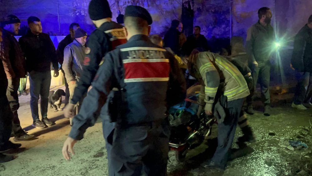 İnşaat malzemesi yüklü kamyonet çocuk parkına daldı! 2 yaralı