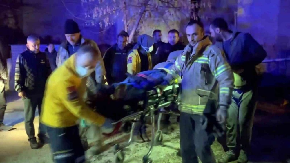 İnşaat malzemesi yüklü kamyonet çocuk parkına daldı! 2 yaralı