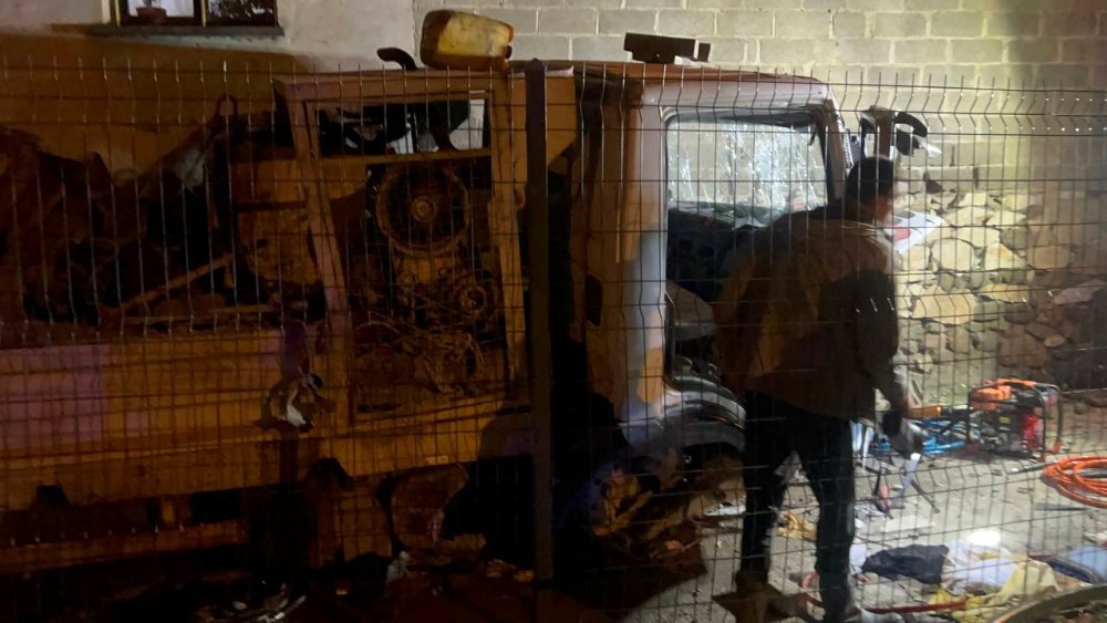 İnşaat malzemesi yüklü kamyonet çocuk parkına daldı! 2 yaralı