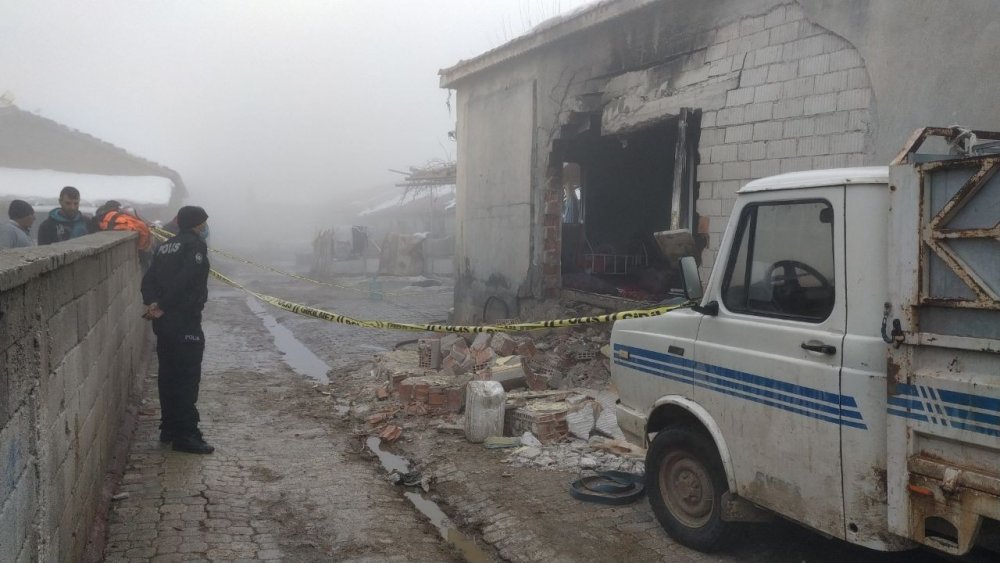 Konya'da evde patlama! Duvar yıkıldı anne yaralı 8 çocuğu kurtuldu