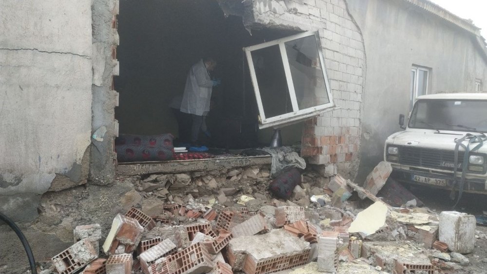 Konya'da evde patlama! Duvar yıkıldı anne yaralı 8 çocuğu kurtuldu