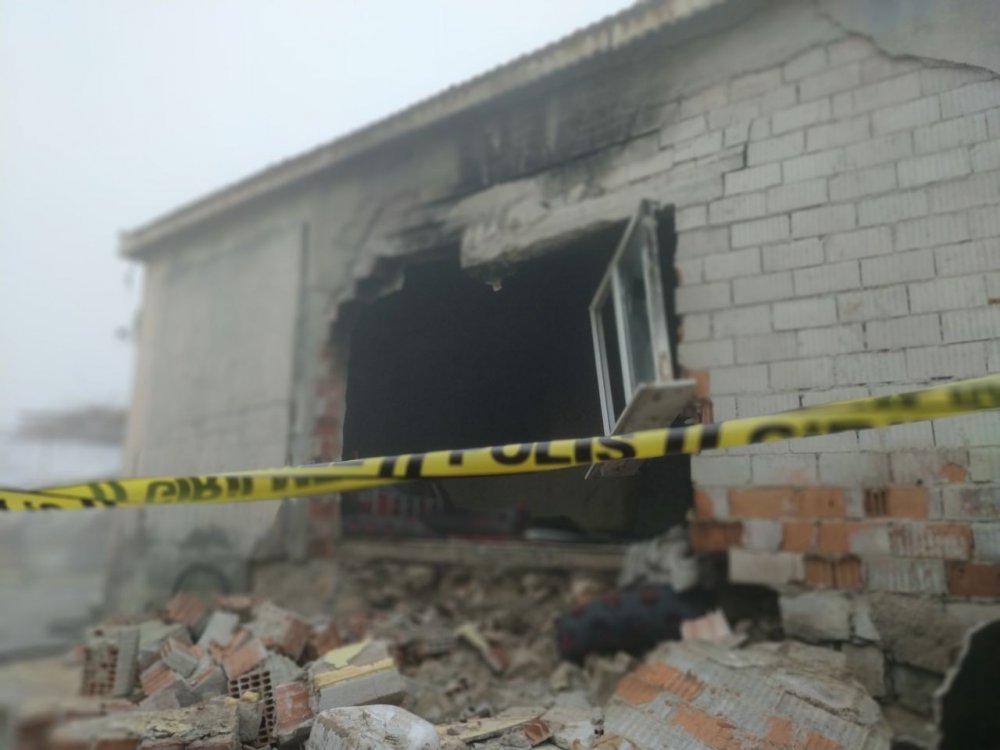 Konya'da evde patlama! Duvar yıkıldı anne yaralı 8 çocuğu kurtuldu