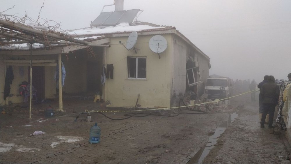 Konya'da evde patlama! Duvar yıkıldı anne yaralı 8 çocuğu kurtuldu