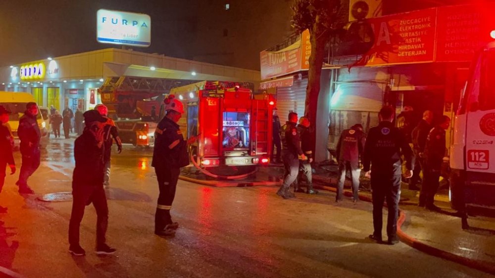 Alışveriş merkezinde korkutan yangın
