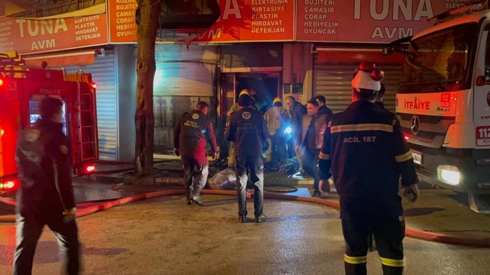 Alışveriş merkezinde korkutan yangın