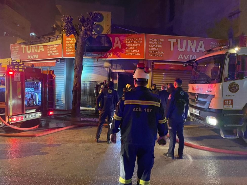 Alışveriş merkezinde korkutan yangın