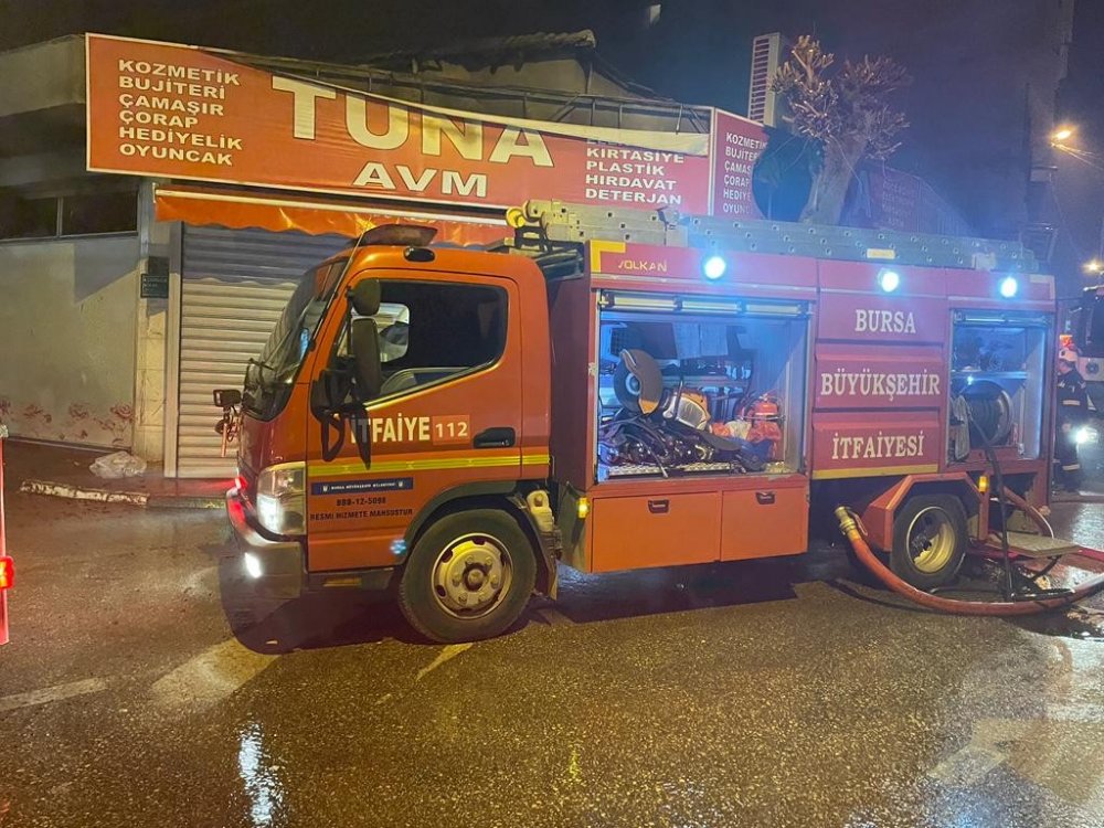 Alışveriş merkezinde korkutan yangın
